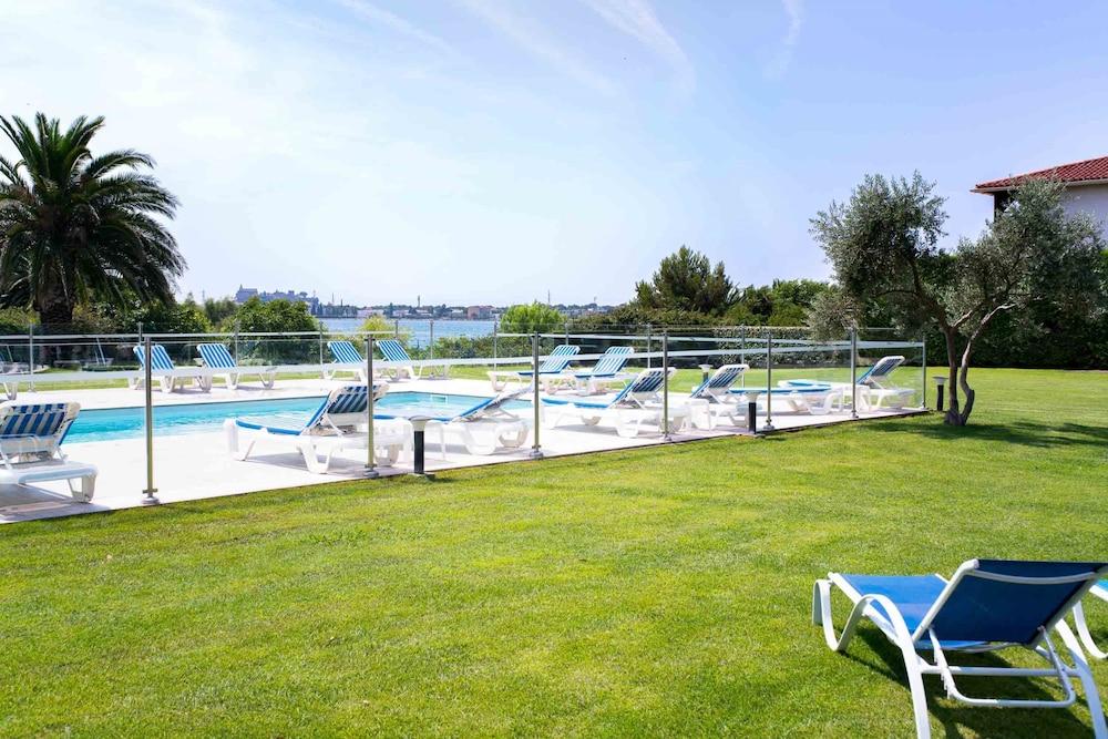 פו-סור-מר Ariane Hotel Fos Sur Mer מראה חיצוני תמונה